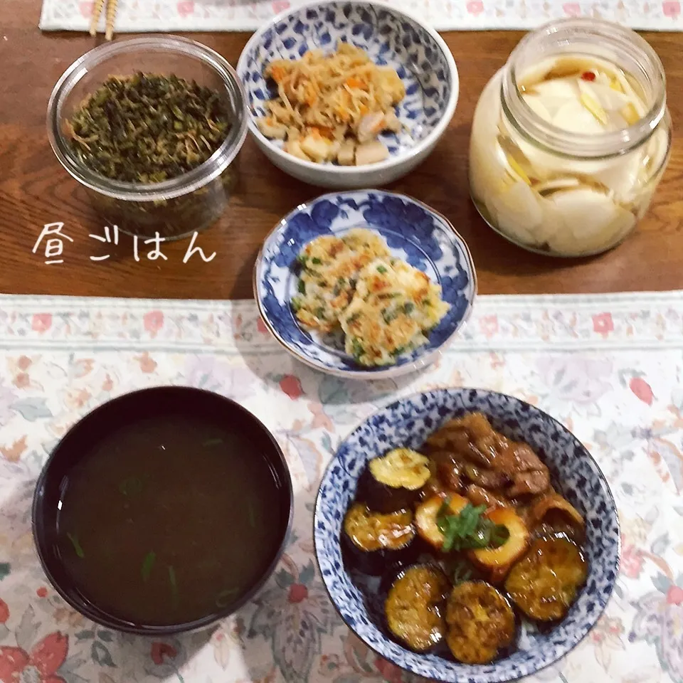 茄子、豚肉、竹輪蒲焼き丼、清汁、常備菜|yakinasuさん