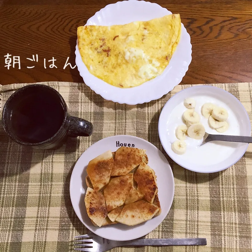 Snapdishの料理写真:アップルシナモントースト、オムレツ、ヨーグルトバナナ、紅茶|yakinasuさん