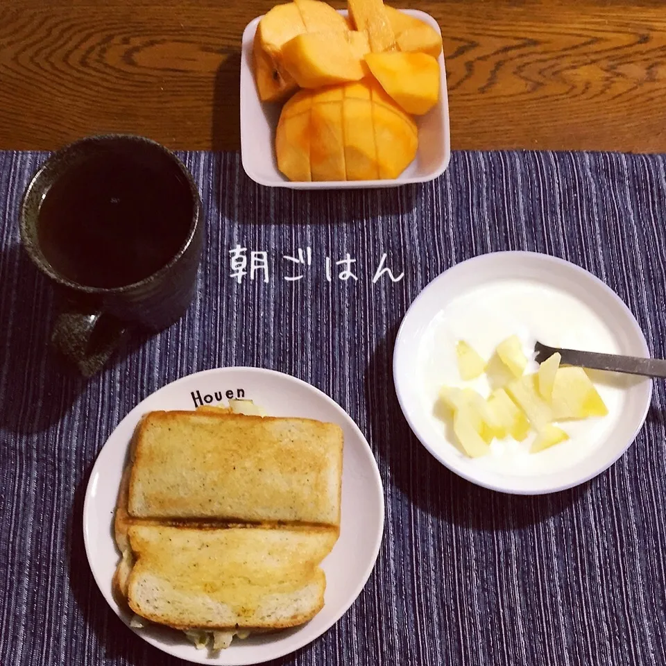 キャベーコンホットサンド、ヨーグルト林檎、柿、紅茶|yakinasuさん
