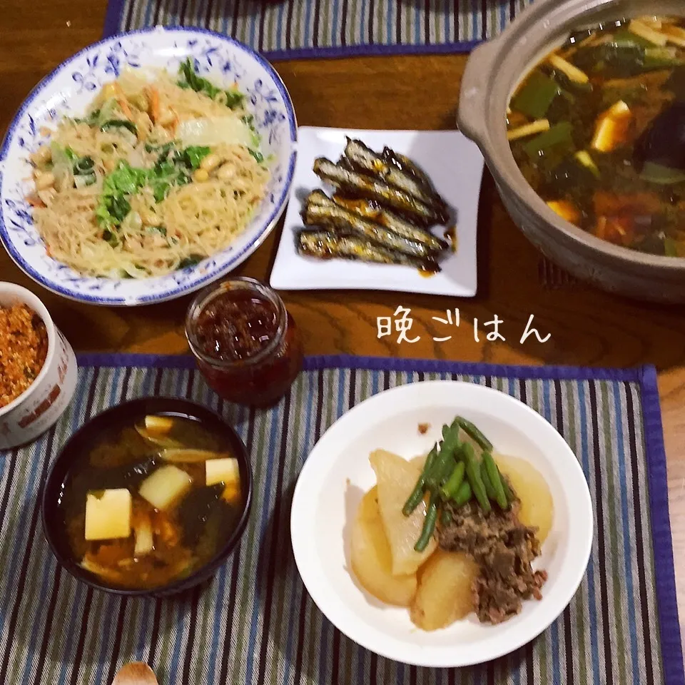 Snapdishの料理写真:大根煮物、小鰯の甘露煮、白菜オイマヨサラダ、根菜味噌汁|yakinasuさん