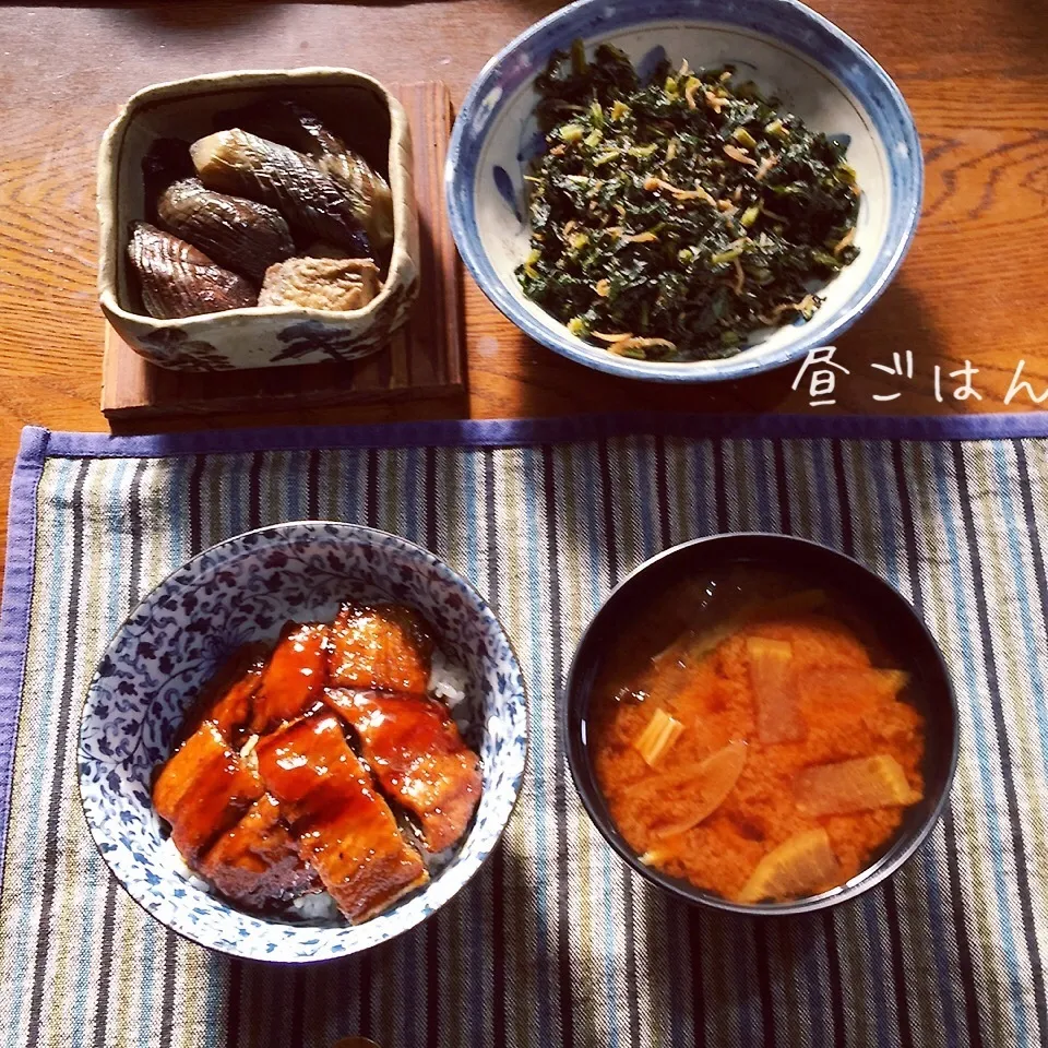 サンマの蒲焼き丼、味噌汁、茄子と厚揚げ、大根葉煮物|yakinasuさん