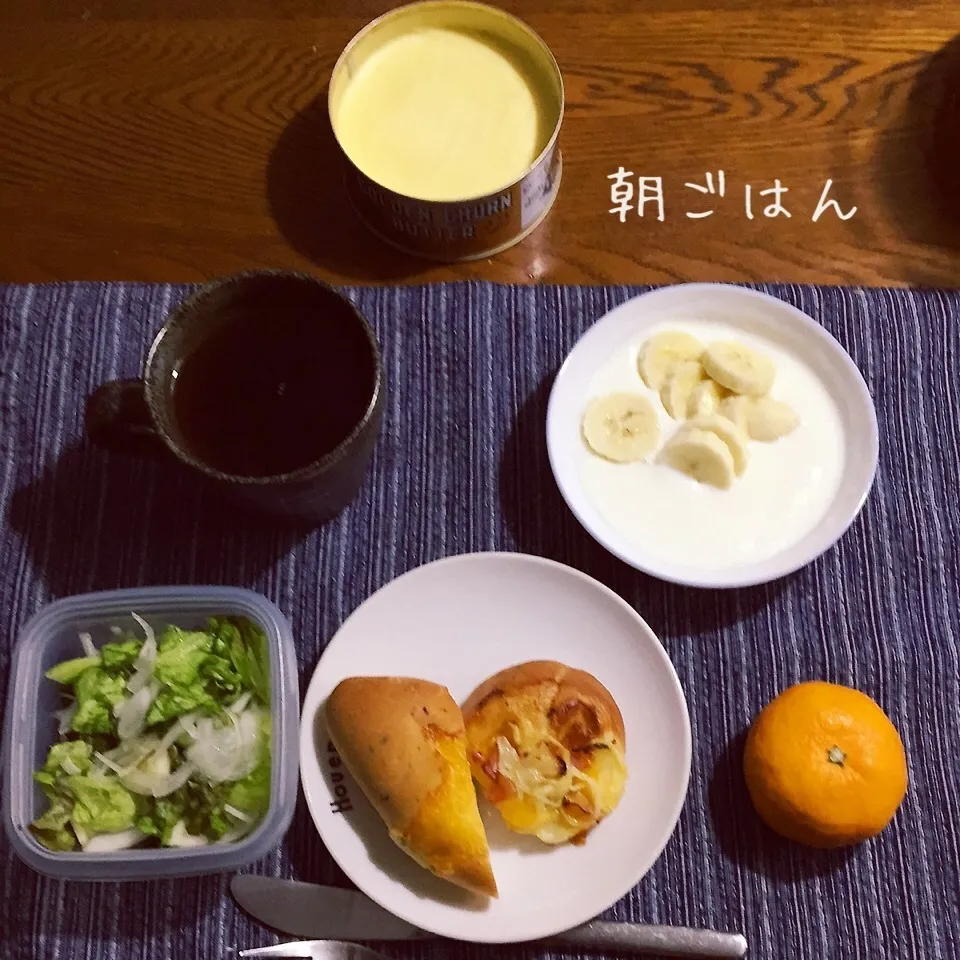 Snapdishの料理写真:バジルチーズパン、、サラダ、ヨーグルトバナナ、蜜柑、紅茶|yakinasuさん