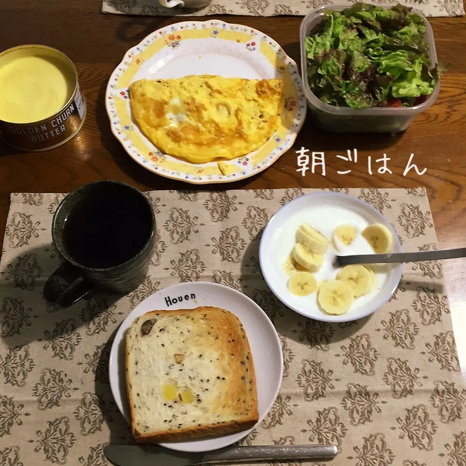 Snapdishの料理写真:芋豆パントースト、オムレツ、サラダ、ヨーグルトバナナ、紅茶|yakinasuさん