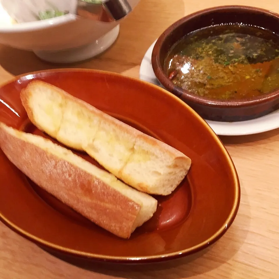 Snapdishの料理写真:アヒージョのオイルのためのパン|yakinasuさん