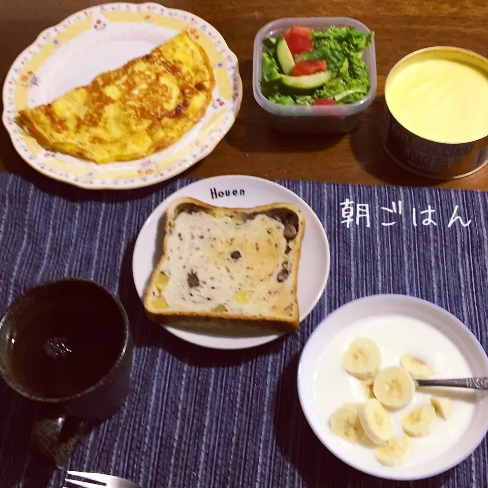 Snapdishの料理写真:甘納豆芋ゴマパン、オムレツ、ヨーグルトバナナ、サラダ、紅茶|yakinasuさん