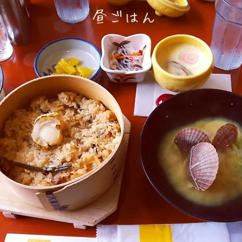 Snapdishの料理写真:帆立おこわ、帆立味噌汁、茶碗蒸し|yakinasuさん