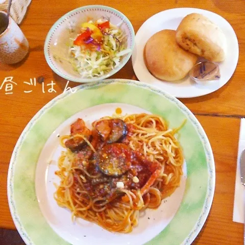 茄子とベーコントマトソースパスタ、サラダ、ツナパン|yakinasuさん