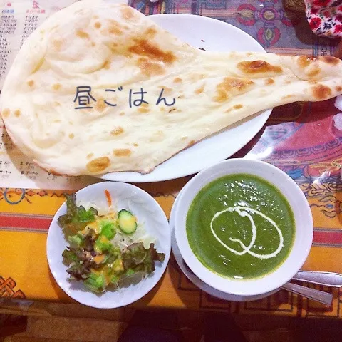 Snapdishの料理写真:ほうれん草カレー、ナン、サラダ、チャイ|yakinasuさん