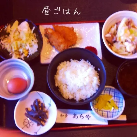 Snapdishの料理写真:すき焼き、魚フライ、コンニャク煮、サラダ、卵かけご飯、味噌汁|yakinasuさん