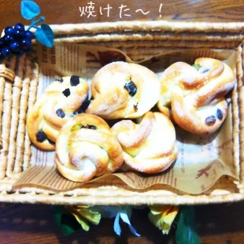 Snapdishの料理写真:チョコと甘納豆の花パン|yakinasuさん