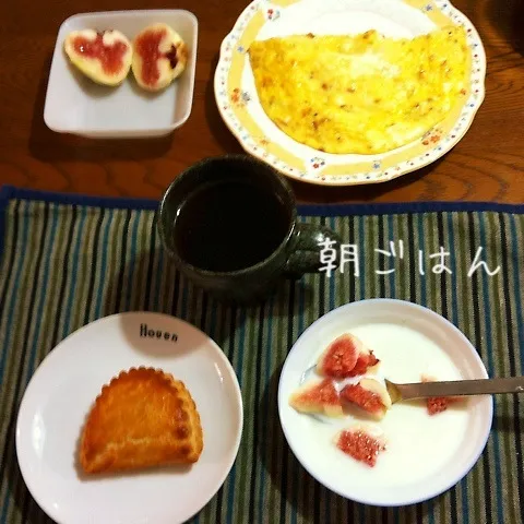 Snapdishの料理写真:アップルパン、オムレツ、ヨーグルトイチジク、紅茶|yakinasuさん