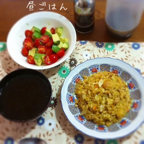 カレー炒飯、モズクスープ、アボカドトマトサラダ|yakinasuさん