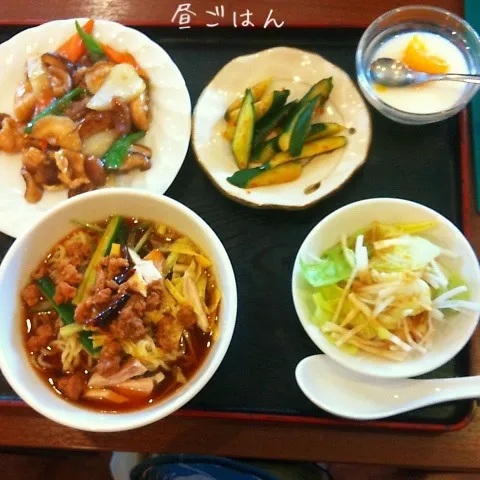 Snapdishの料理写真:台湾冷麺、椎茸豚肉炒め、サラダ、台湾胡瓜、杏仁豆腐|yakinasuさん