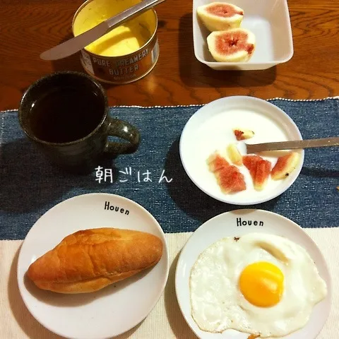 Snapdishの料理写真:葡萄パン、目玉焼き、ヨーグルトイチジク、紅茶|yakinasuさん