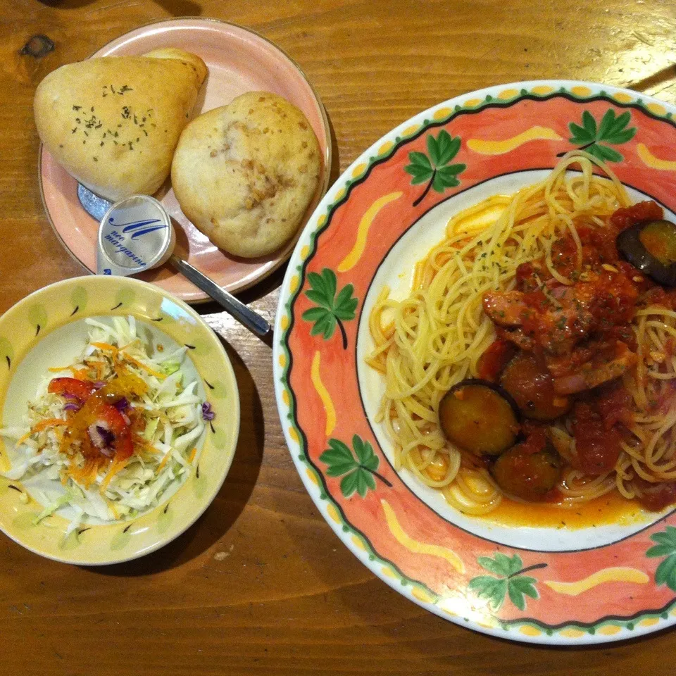 茄子とベーコンのトマトソースパスタ、サラダ、ツナ、クルミパン|yakinasuさん