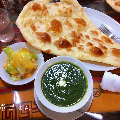 辛口ほうれん草カレー、ナン、サラダ、チャイ|yakinasuさん