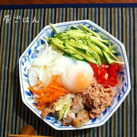 Snapdishの料理写真:温玉のせてサラダうどん|yakinasuさん