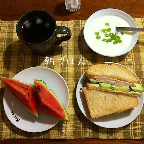 ハーブチキンサンドイッチ、ヨーグルト葡萄、すいか、紅茶|yakinasuさん