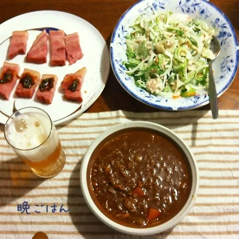 Snapdishの料理写真:ビーフカレー、ゴーヤツナサラダ、焼きベーコン、ビール|yakinasuさん