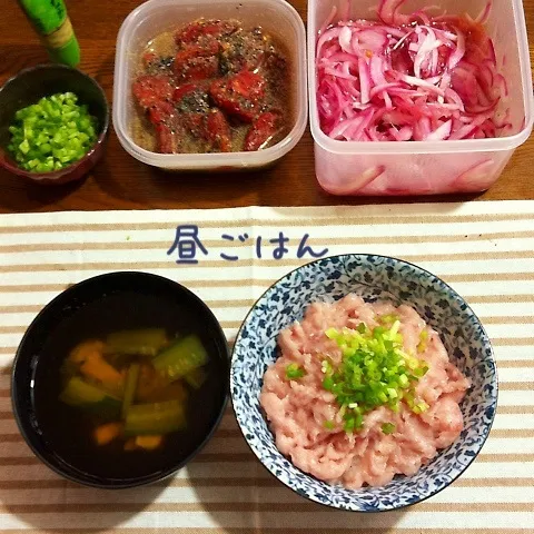 Snapdishの料理写真:ねぎトロ丼、清汁、赤玉ねぎマリネ、トマト黒ゴマ和え|yakinasuさん