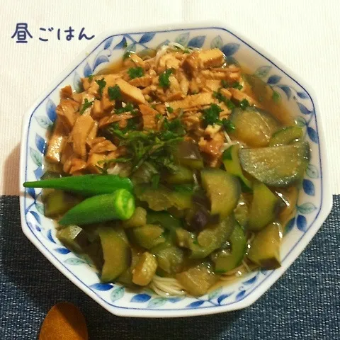 夏野菜と鶏酢煮のぶっかけそうめん|yakinasuさん