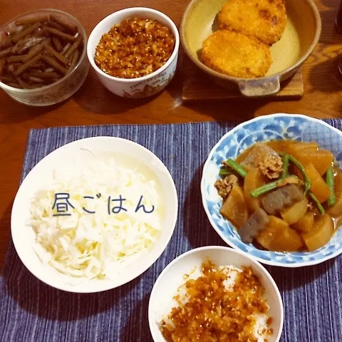 Snapdishの料理写真:コロッケ、せんキャベツ、大根味噌煮、キャラ蕗、おかかご飯|yakinasuさん