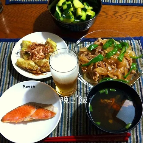 豚生姜焼き野菜いっぱい、焼き鮭、焼き茄子、胡瓜漬物、ビール|yakinasuさん