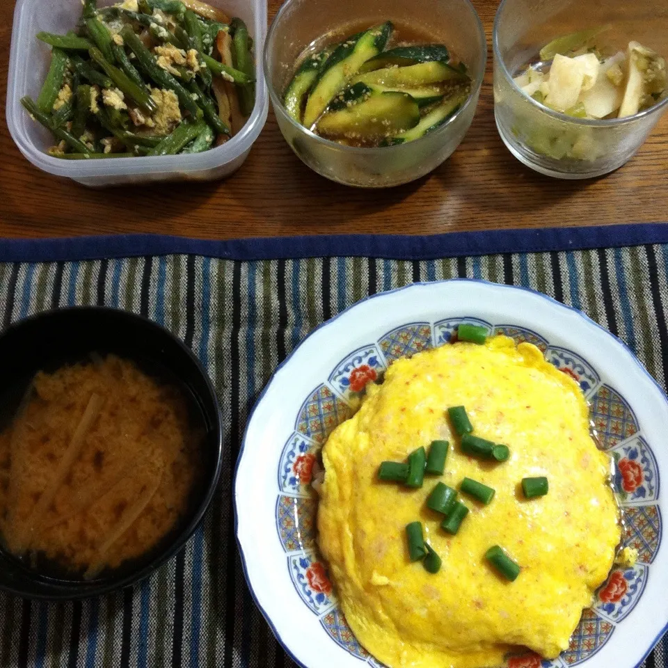 天津飯、味噌汁、インゲン卵とじ、漬物|yakinasuさん