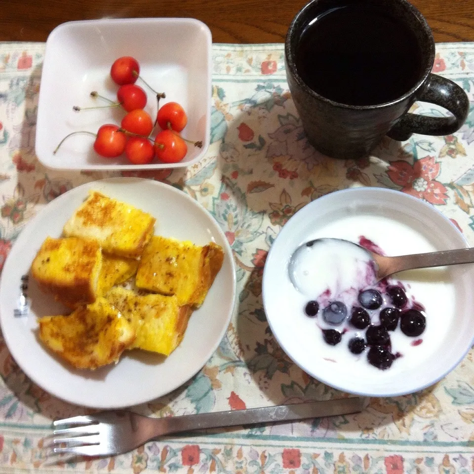 フレンチトースト、ヨーグルトブルーベリー、さくらんぼ、紅茶|yakinasuさん