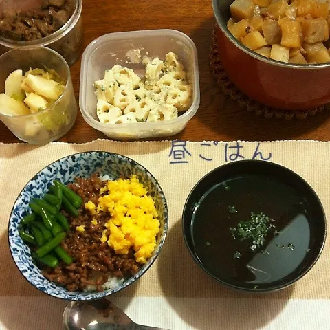 Snapdishの料理写真:三色丼、もずくスープ、大根煮、レバー、蓮根サラダ|yakinasuさん