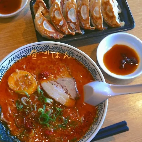 Snapdishの料理写真:赤豚骨ラーメン、餃子|yakinasuさん