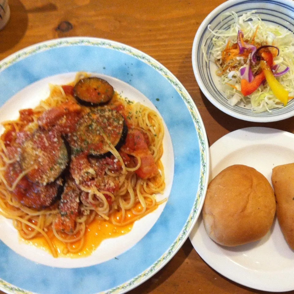 なすとベーコントマトソースパスタ、ツナパン、サラダ|yakinasuさん