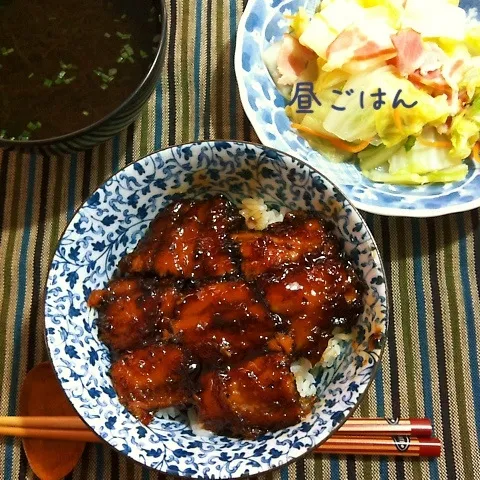 サンマ蒲焼き丼、白菜ベーコンコンソメ煮、もずくスープ|yakinasuさん