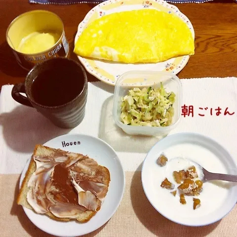 Snapdishの料理写真:トーストヘーゼルナッツクリーム、オムレツ、ヨーグルトイチジク|yakinasuさん