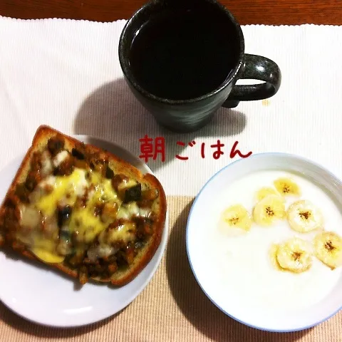 ピザトースト、ヨーグルトバナナ、紅茶|yakinasuさん