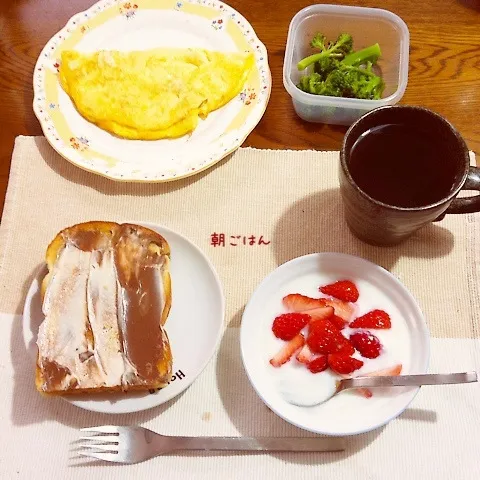 Snapdishの料理写真:ヘーゼルナッツクリームトースト、オムレツ、ヨーグルト苺、紅茶|yakinasuさん