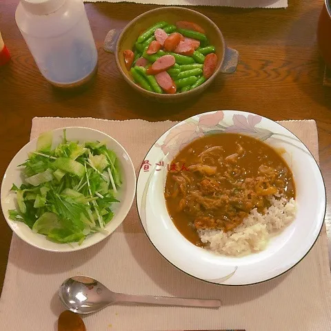 カレーライス、サラダ、ウインナとさや炒め|yakinasuさん