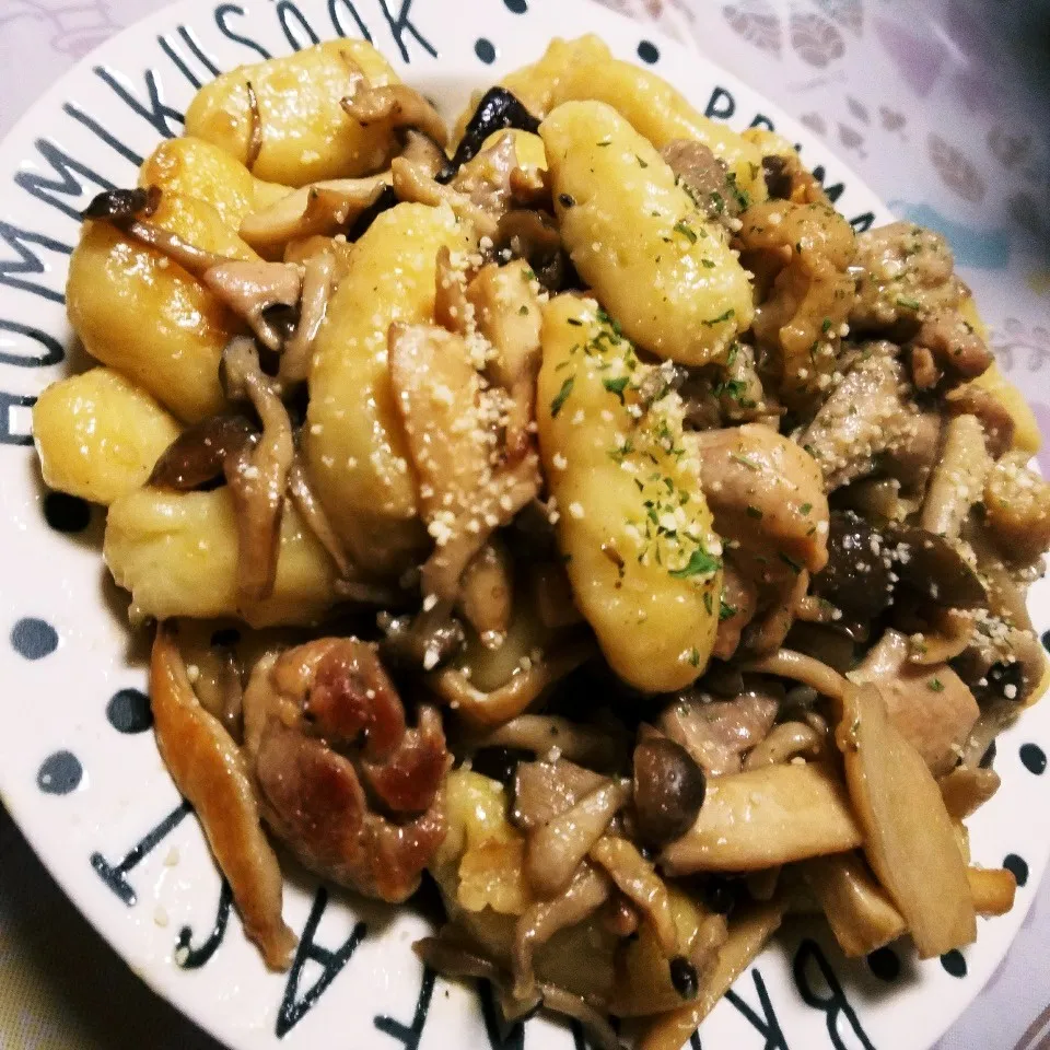 しゃなママ様の鶏とどっさりきのこの焦がしバター醤油ニョッキ♡|かなやんさん