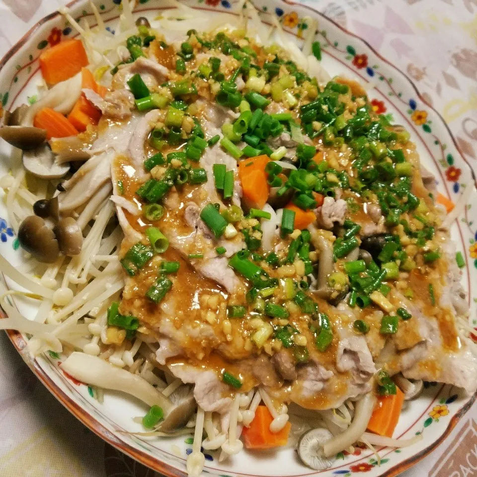 ちたこ様のこっくり辛子味噌ダレで♡レンチン蒸ししゃぶ♡|かなやんさん