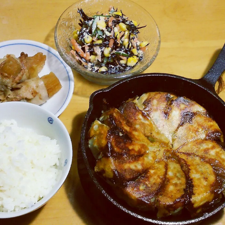 Snapdishの料理写真:初めてのｽｷﾚｯﾄﾊﾟﾝで《鉄鍋餃子定食》|katsunさん