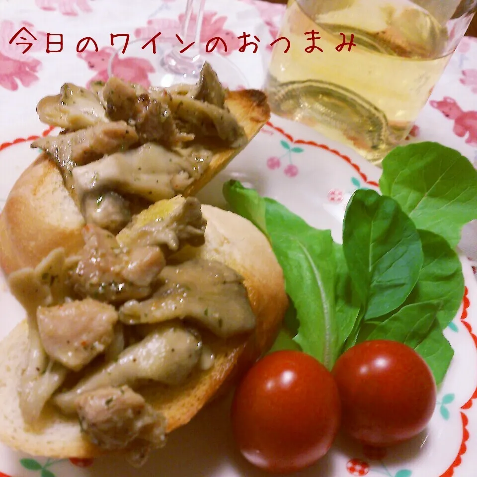 Snapdishの料理写真:舞茸と鶏肉のアヒージョ･バケットのせ〜～♡ワインのおつまみ☆|おれくっしゃんさん