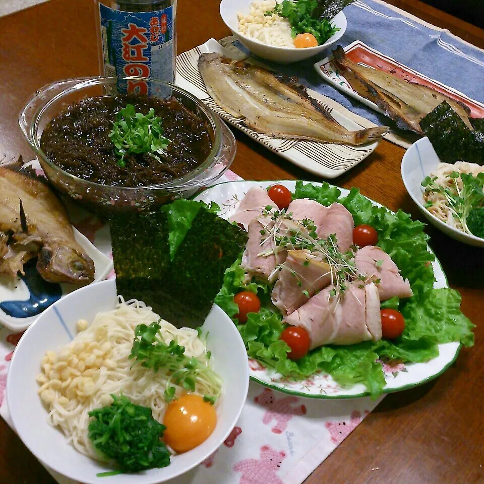 Snapdishの料理写真:なんなんさんの釜玉素麺＆ハムサラダ＆焼き鰈＆もずく酢な晩御飯|おれくっしゃんさん