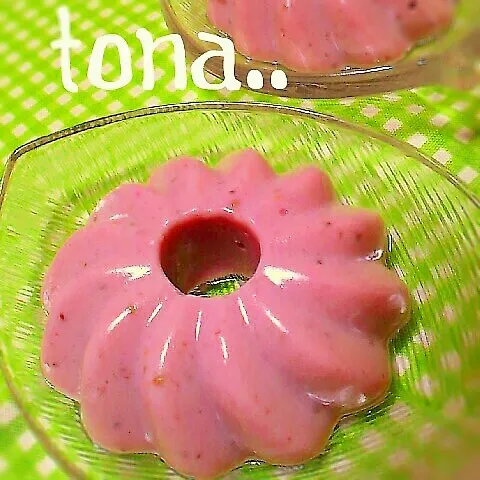 簡単♪濃厚♪いちごとお豆腐のババロア風。|tonaさん