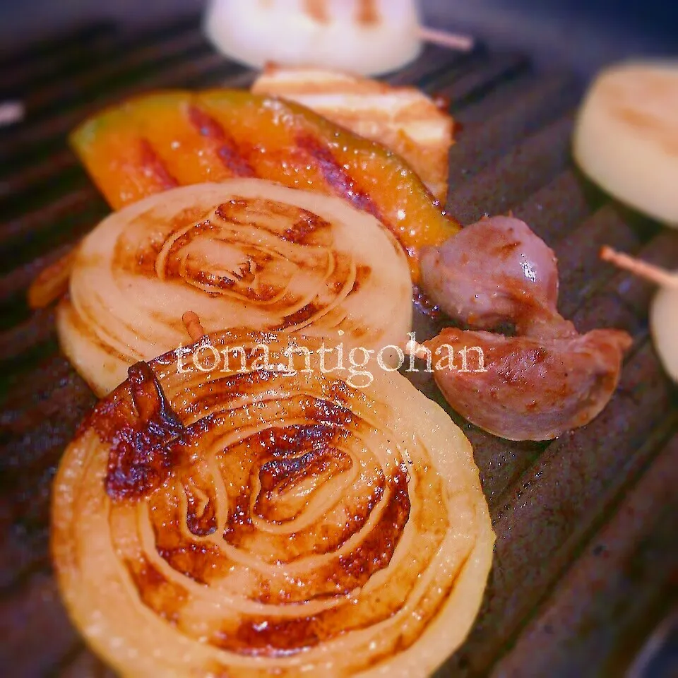 ホットプレートで砂ずり&玉葱&厚揚げ。|tonaさん