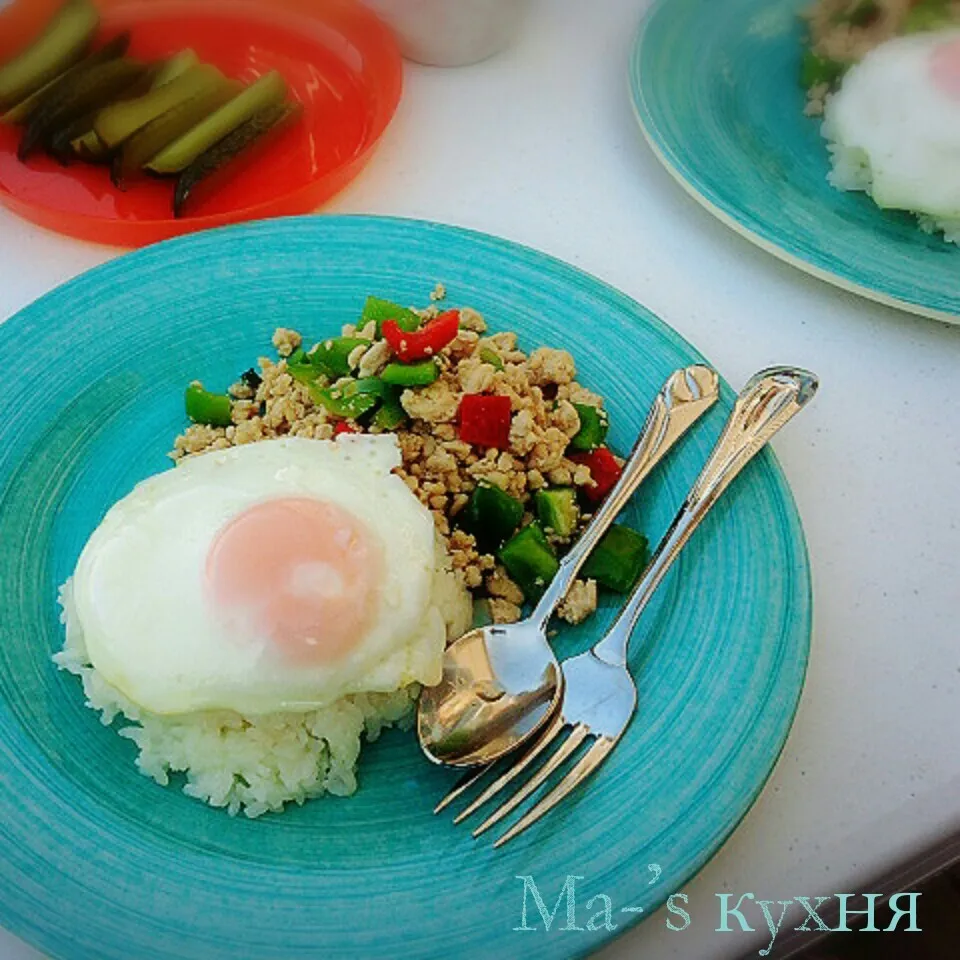 Snapdishの料理写真:シカゴでもやっぱり(笑)大好物のガパオ炒めご飯|ミキオさん