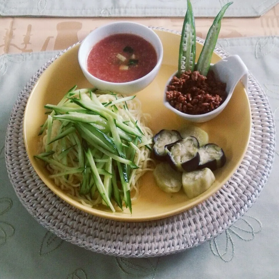 トマトと挽き肉の冷やし中華|ふみきゅんさん