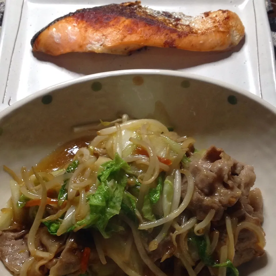 Snapdishの料理写真:焼鮭と肉野菜炒め。|Makokoさん