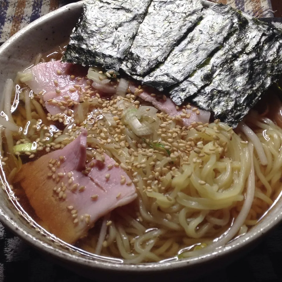 Snapdishの料理写真:醤油ラーメン。海苔溶かします。|Makokoさん