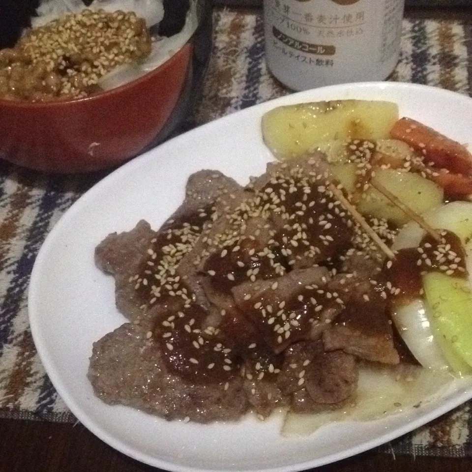 Snapdishの料理写真:焼肉。玉葱納豆。煮干し。|Makokoさん