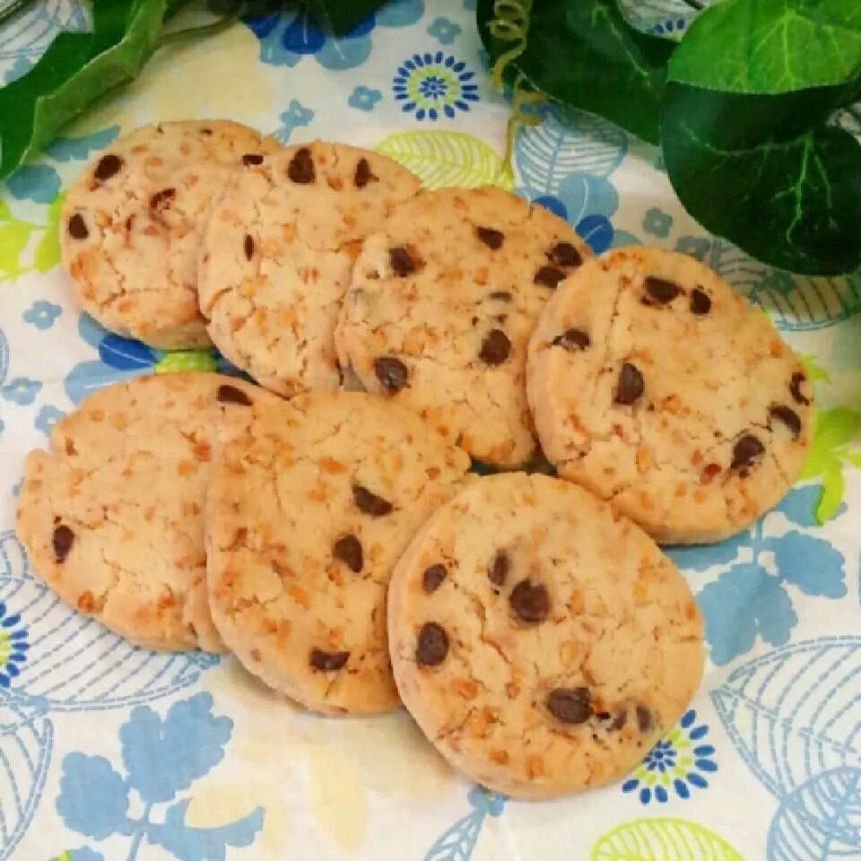 Snapdishの料理写真:今日のおやつに♪アーモンド＆チョコクッキー☆|とももんさん